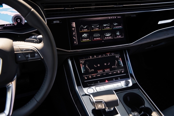 2023 Audi Q7 interior