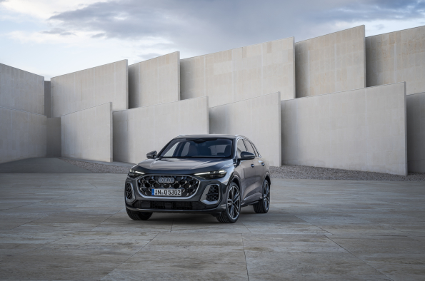 Amazon | △超希少！AUDI 特注！1/18 アウディ NEW Q5 e-tron